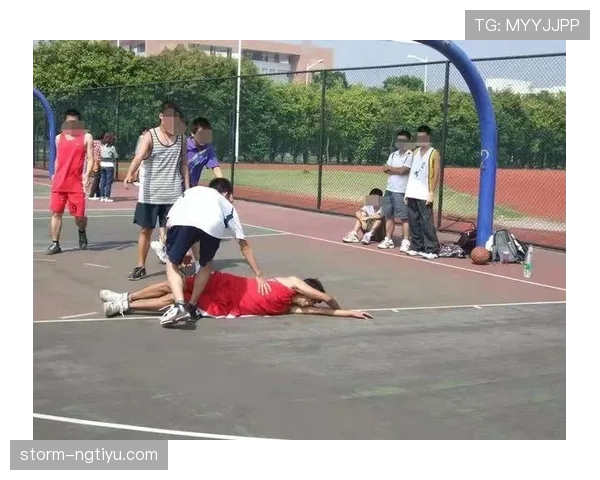 篮球规则中推人犯规的界定标准与现场判罚措施详细解析 篮球规则中推人犯规的界定标准与现场判罚措施详细解析